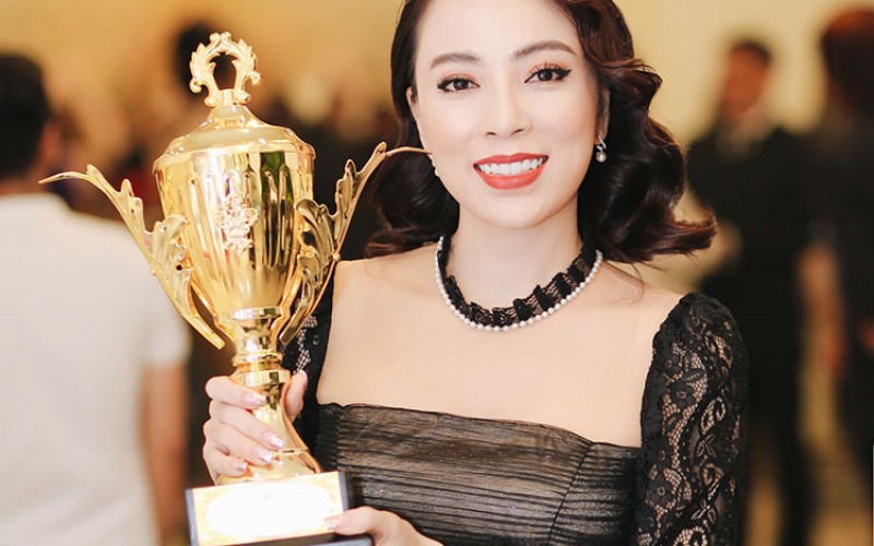 Nguyễn Thị Thanh Bình – CEO thẩm mỹ viện Vian Beauty & Spa hân hạnh được UBND TP Hồ Chí Minh trao tặng chứng nhận “Thương hiệu vàng ngành chăm sóc sắc đẹp”