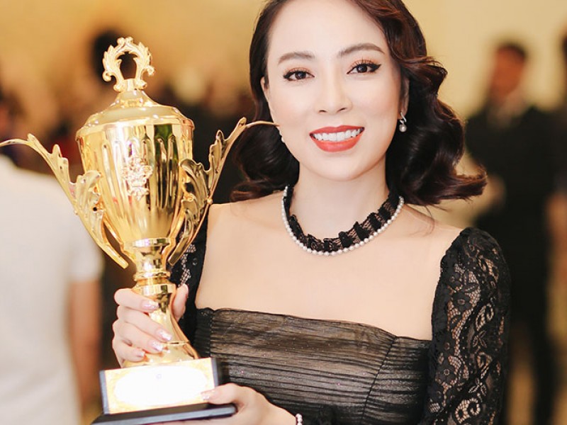 Nguyễn Thị Thanh Bình – CEO thẩm mỹ viện Vian Beauty & Spa hân hạnh được UBND TP Hồ Chí Minh trao tặng chứng nhận “Thương hiệu vàng ngành chăm sóc sắc đẹp”